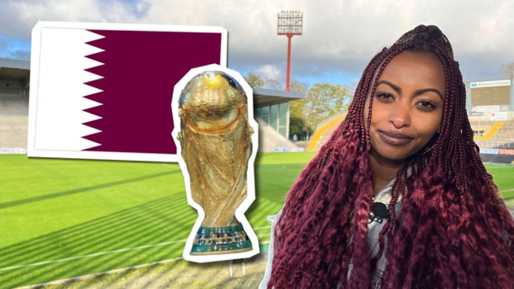 Reporterin Luam steht in einem Fußballstadion. Neben ihr sind die Flagge Katars und der WM-Pokal eingeblendet.