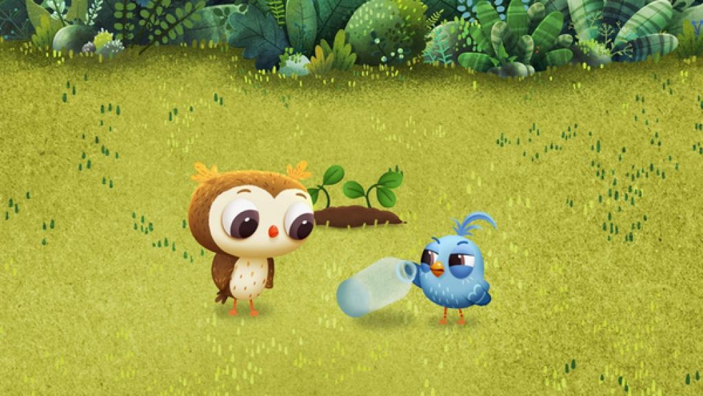 Rechte: KiKA/Sixteen South & Letko Odo findet eine Plastikflasche und versucht, sie wegzuwerfen. Aber die Flasche wird durch den starken Wind immer wieder zurückgeweht und bereitet den Campern alle möglichen Probleme.