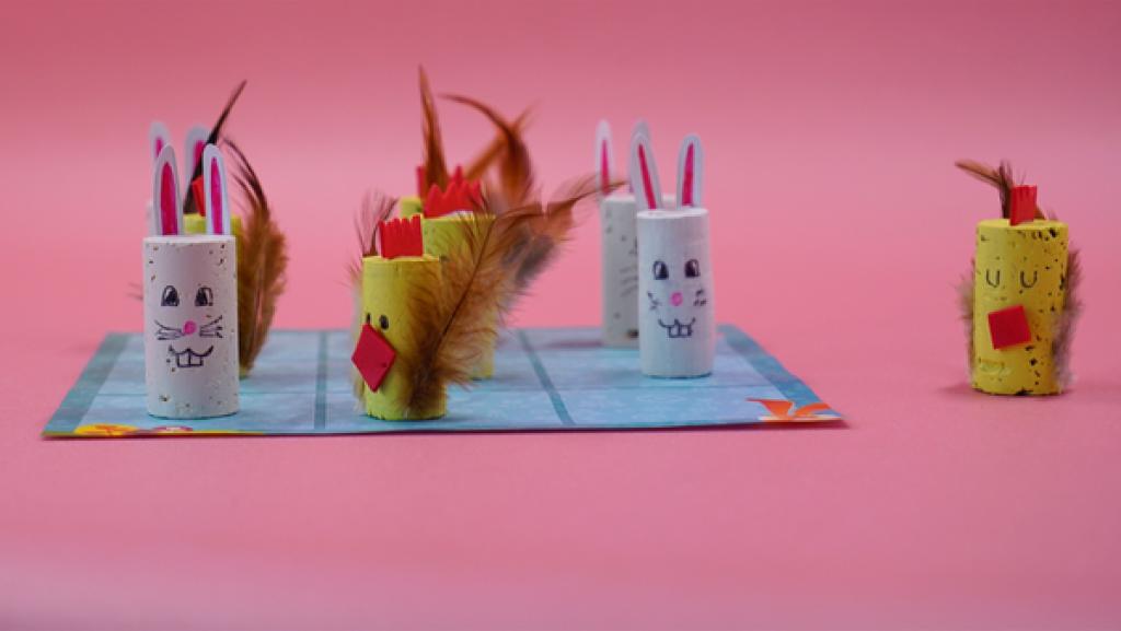 Drei gewinnt | Rechte: KiKA Spiel "Drei gewinnt" mit Oster-Spielfiguren aus Kork