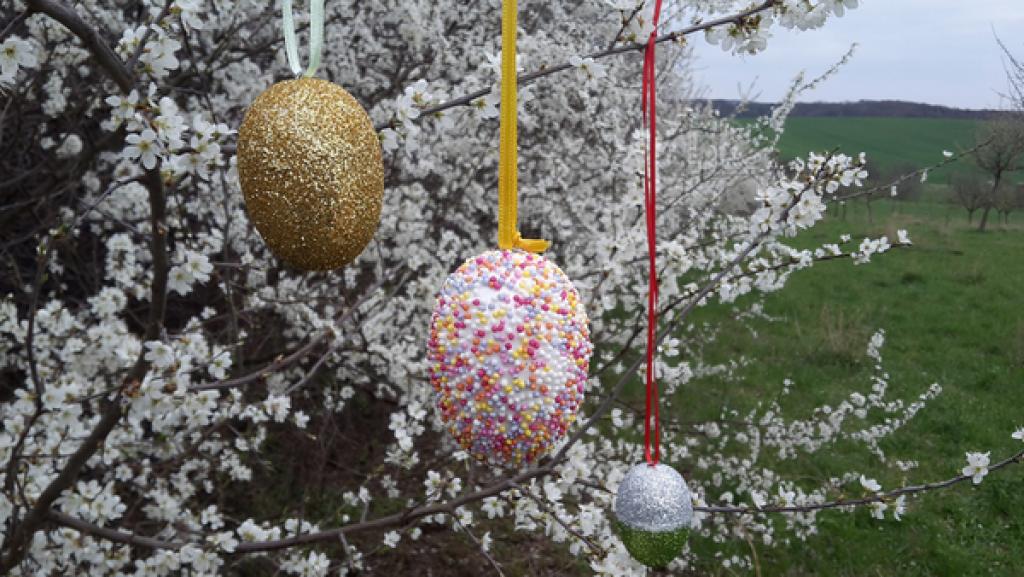 Glitzernde Ostereier | Rechte: KiKA glitzernde Ostereier an einer blühenden Hecke