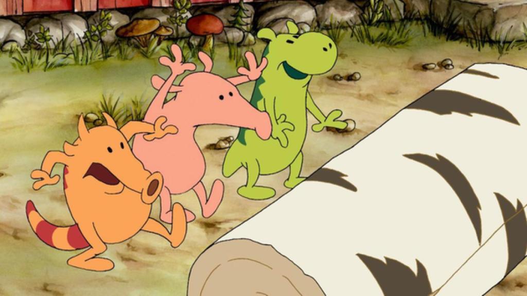 Die Mucklas rollen einen Baumstamm.