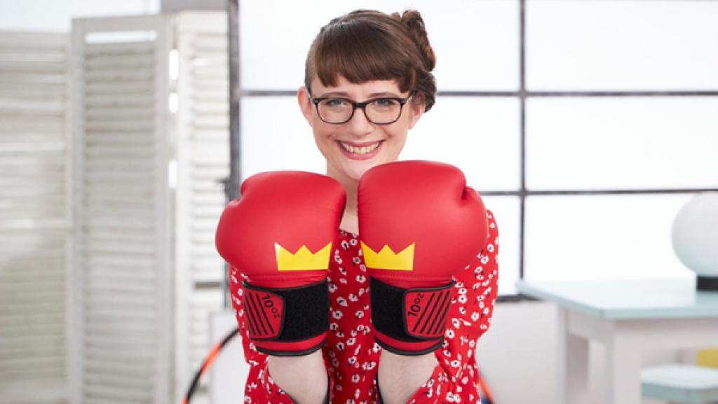 Princess of Science - Folge 13 - Kampfsport und Kicks | Rechte: Bojan Ritan "Princess of Science": Moderatorin Patrizia trägt rote Boxhandschuhe und hält diese vor sich, dabei schaut sie in die Kamera.