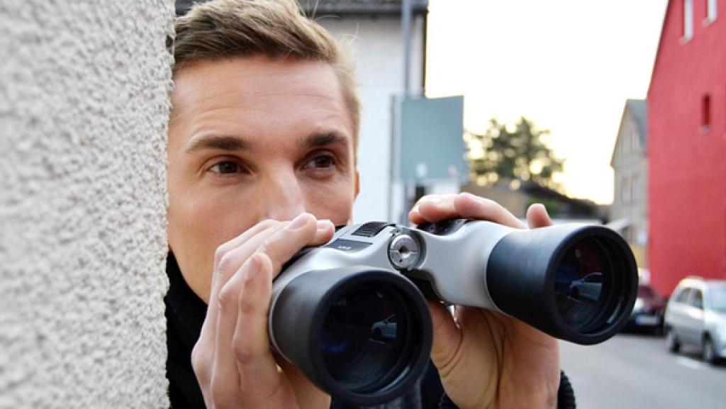 Eric als Detektiv mit Fernglas.