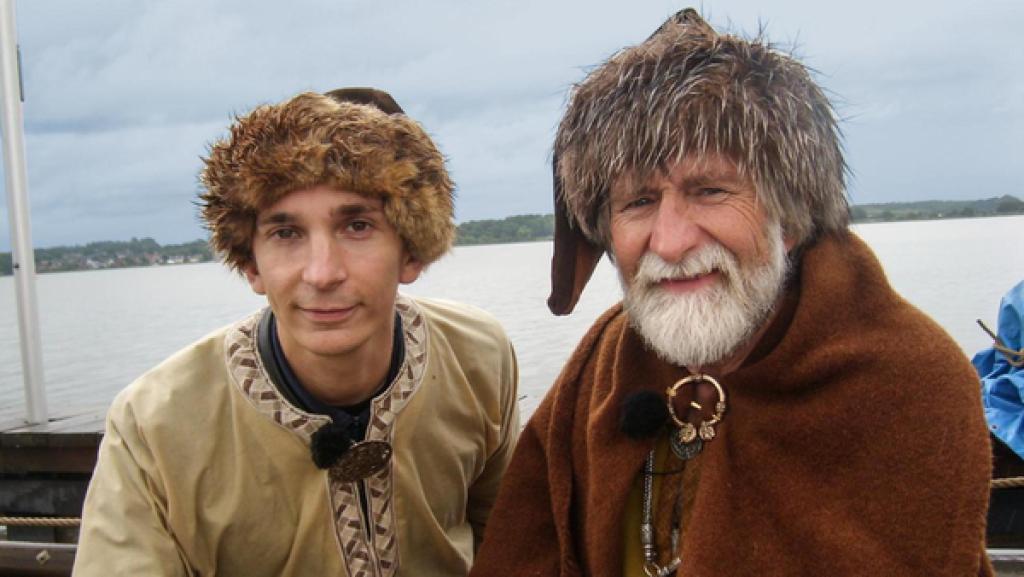 Eric und Experte in Wikingerkleidung