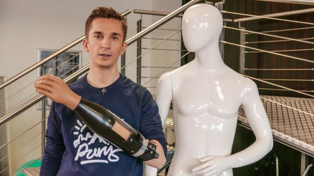 Eric mit einer Unterarmprothese