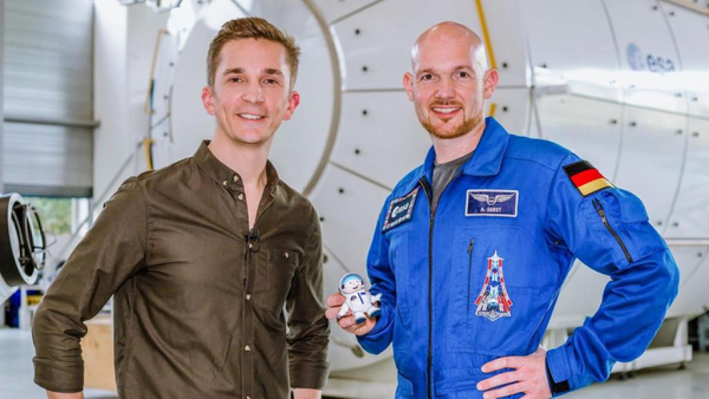 Eric übergibt Alexander Gerst den Mainzelnaut