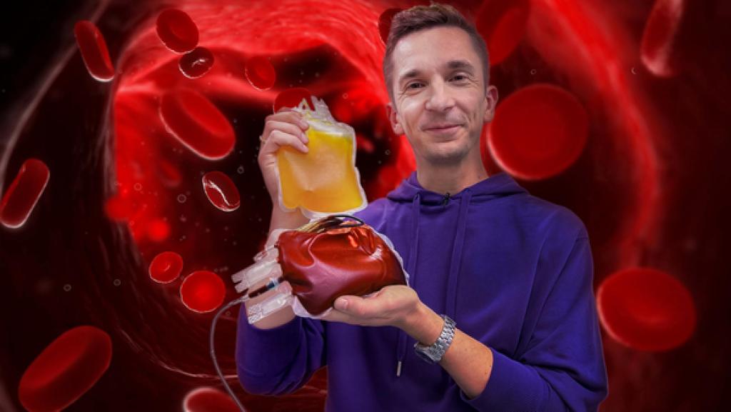 PUR+ - Teaser - Blut | Rechte: ZDF, Imago Moderator Eric Mayer blickt in die Kamera. In jeder Hand hält er einen Bluttransfusionsbeutel. Einer ist mit Blut gefüllt, einer mit Blutplasma. Der Hintergrund zeigt den animierten Blick in eine Blutbahn.
