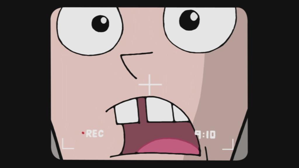 Erschrockenes Gesicht in Nahaufnahme eines Kameraobjektivs