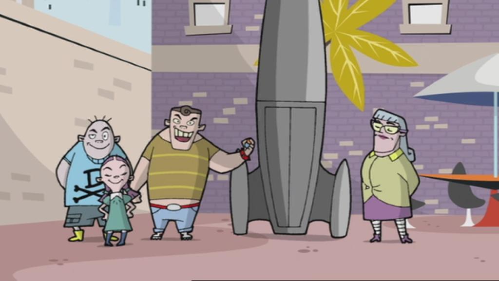 Die Rakete steht in einem Hof. 