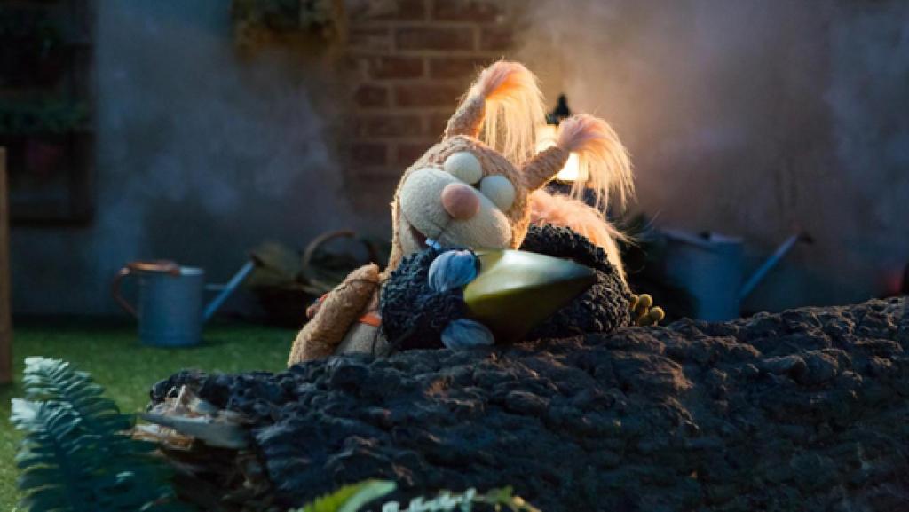 Es ist Nacht. Eichhörnchen Ella und Rabe Rudi liegen übereinander schlafend auf der Wiese.