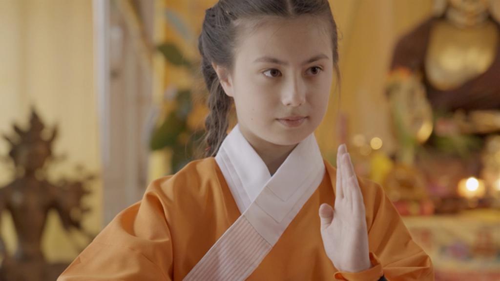 Rechte: rbb/Julia Geiß Mariella im traditionellen Shaolin-Kung Fu Kostüm mit ihrer Säbelwaffe. Sie sieht konzentriert aus.