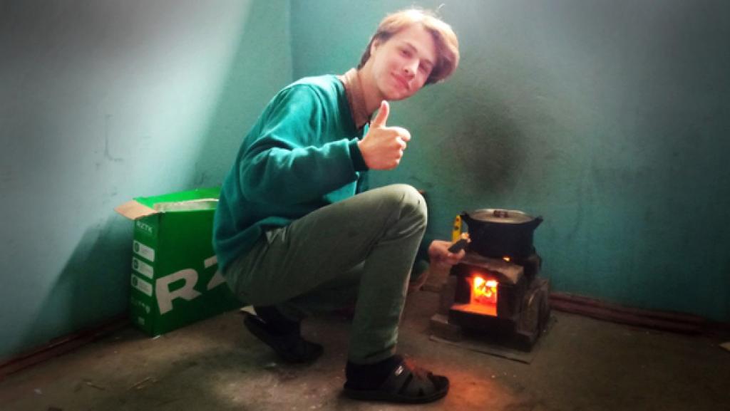 Vlad heizt die Wohnung.