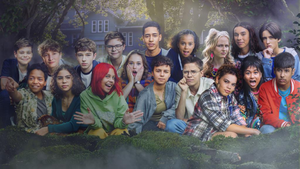 Schloss Einstein | Rechte: MDR/KiKA Der Cast von Schloss Einstein. Hinter ihnen ein Haus und Bäume.