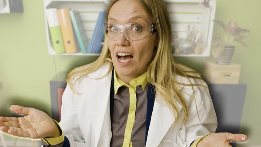 Rechte: KiKA/Nils Dettmann Medienproduktion Ainikki Holopainen (Meri Koivisto) ist ganz begeistert vom Ausgang ihres Experiments.