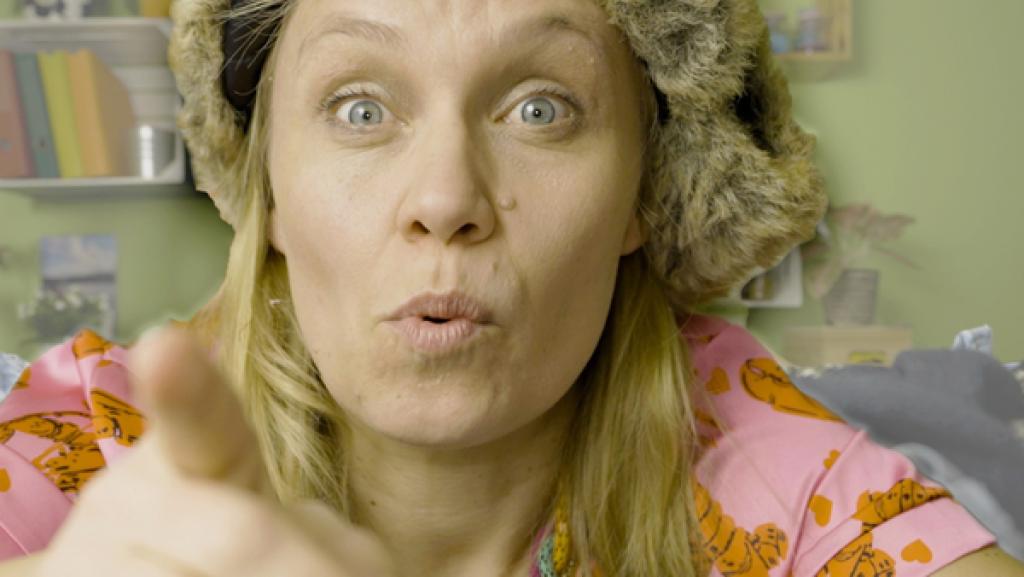 Rechte: KiKA/Nils Dettmann Medienproduktion Beim Klamotten-Ausmisten bekommt Ainikki Holopainen (Meri Koivisto) die Idee für ein spannendes Experiment.