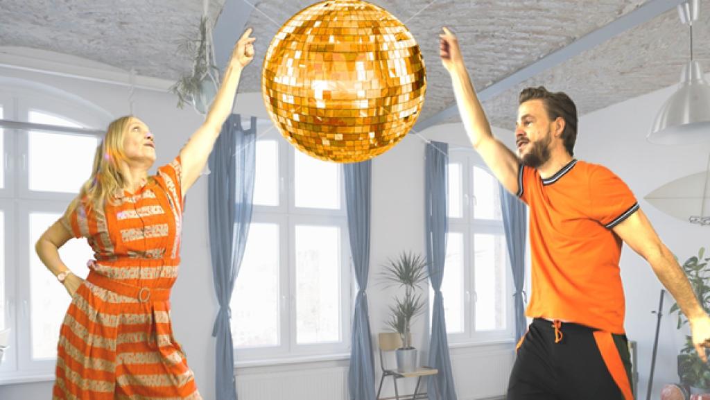 Rechte: KiKA/Nils Dettmann Medienproduktion Sascha Hauser (Frederic Heidorn) und Ainikki Holopainen (Meri Koivisto) sind in Partystimmung.