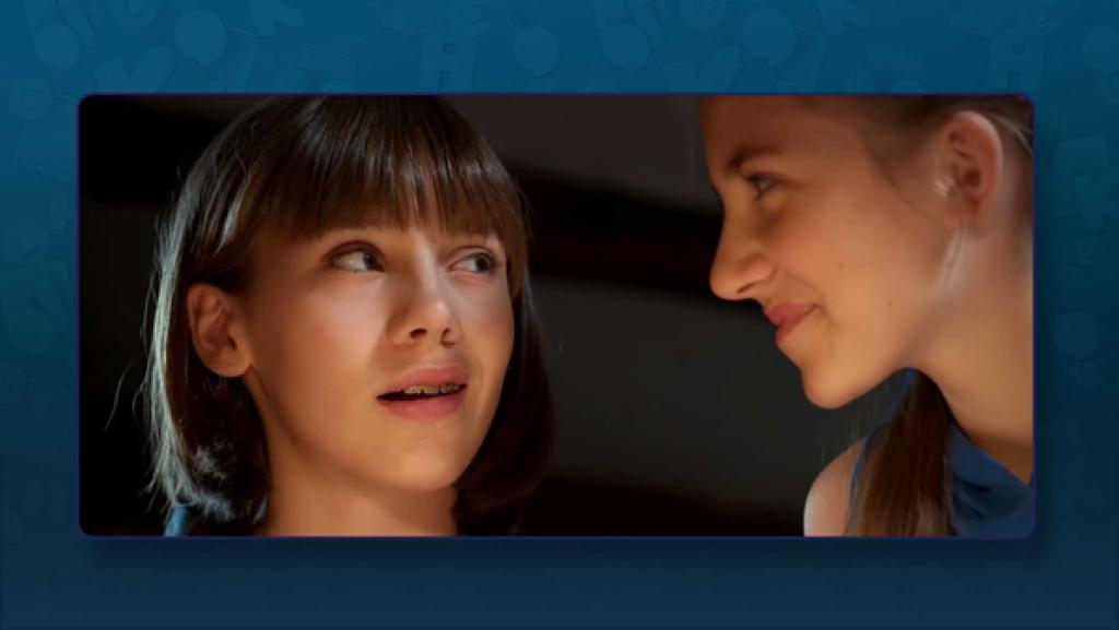 Die Prank-AG | Rechte: KiKA/MDR/Saxonia Media/Adrian Groß Annika (Merle Sophie Eismann) und Nesrin (Julie Marienfeld) haben eine Idee für einen neuen Prank.