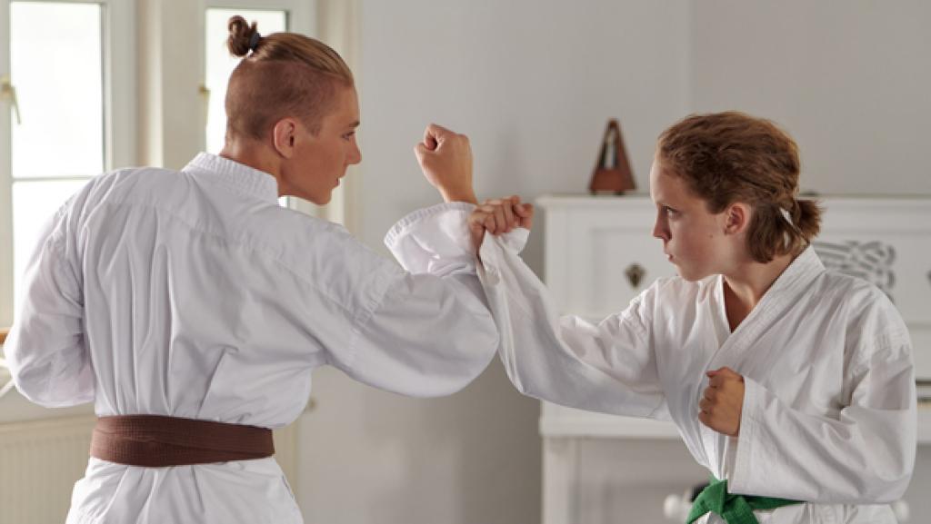 Schloss Einstein (Karate in 3 Schritten) | Rechte: Kika Zwei Jugendliche beim Karatetraining.