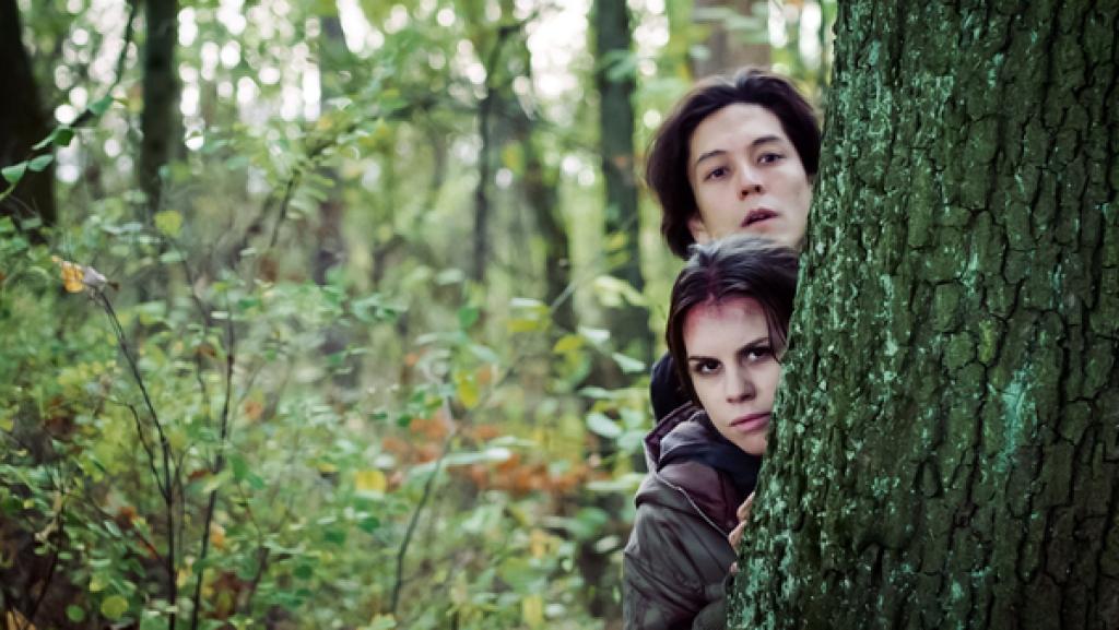 Schloss Einstein & Die Pfefferkörner - Auf Gangsterjagd (5) | Rechte: Saxonia Während Io und Lou eine überraschende Entdeckung machen, gelingt dem Gangster-Duo ein überraschender Schachzug und die Karten werden neu gemischt.