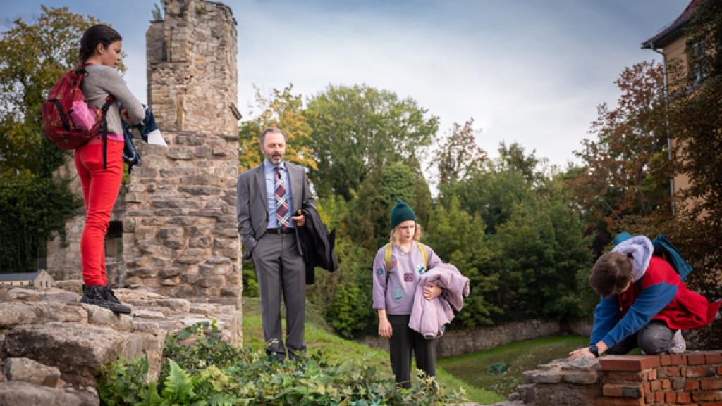 Um weitere Informationen über den alten Einstein-Standort herauszufinden, sucht das Trio Herrn Berger auf. Doch der verhält sich irgendwie seltsam.  
