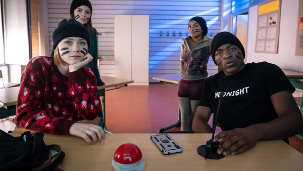 Badu klopft in Floras Invisible-Challenge einen Spruch nach dem anderen. Das bleibt nicht folgenlos... 