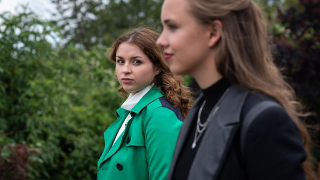 Zwei jugendliche Mädchen gehen spazieren.