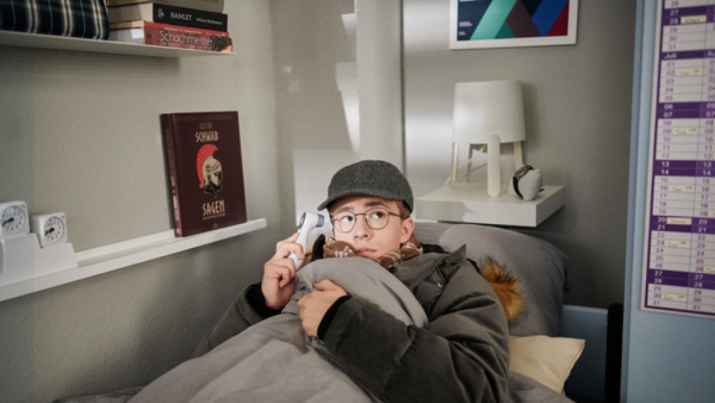 Schloss Einstein (1008) | Rechte: Kika Ein Mädchen liegt dick angezogen in einem Bett.