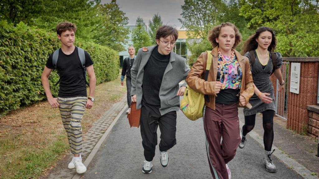 Schloss Einstein (1038) | Rechte: Kika Eine Gruppe Jugendlicher läuft eilig über einen Schotterweg.