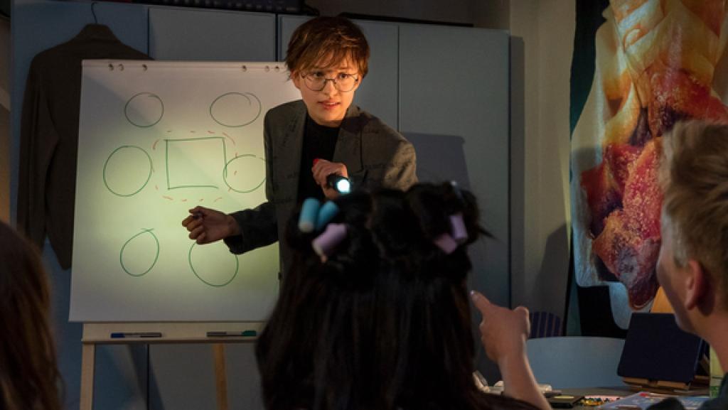 Schloss Einstein (1028) | Rechte: Kika Ein Junge steht am einem Flipchart und erklärt etwas.