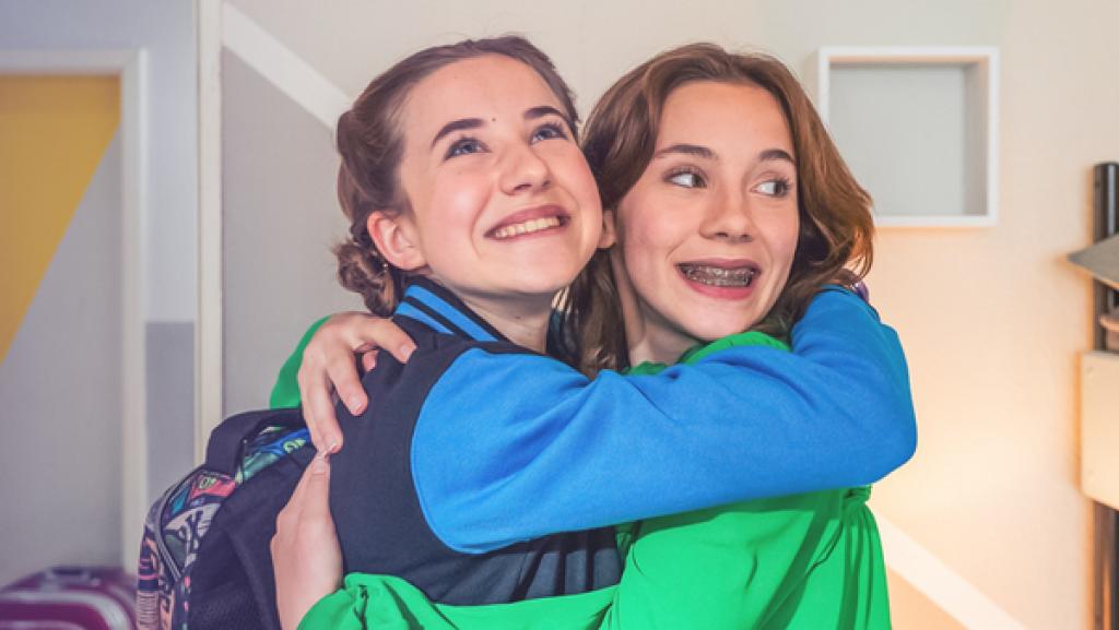 Schloss Einstein (1053) | Rechte: Saxonia Zwei Mädchen umarmen sich.