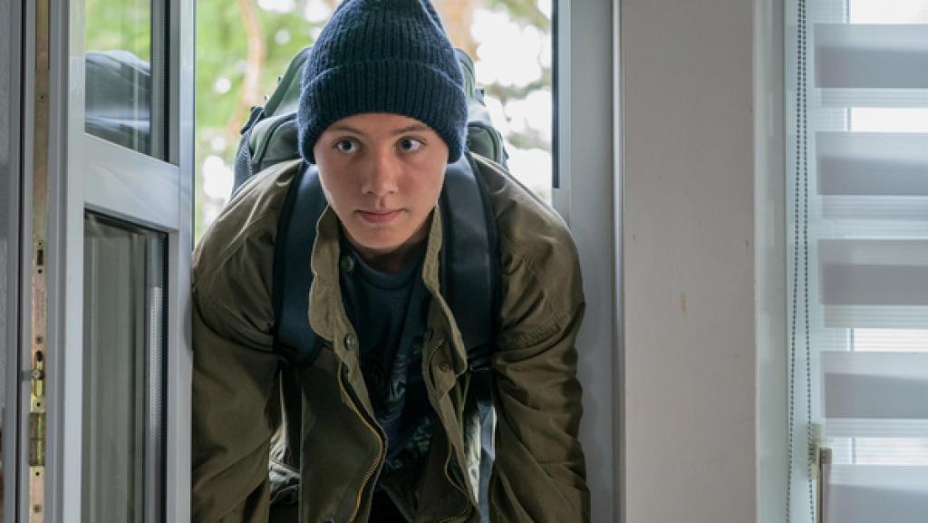 Schloss Einstein (1031) | Rechte: Kika Ein Mädchen mit Rucksack und Mütze klettert von außen durch ein Fenster.