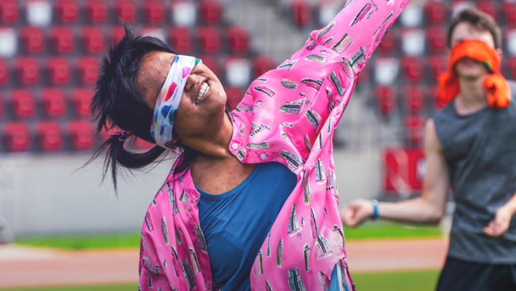 Schloss Einstein (1061) | Rechte: MITTELDEUTSCHER RUNDFUNK Ein schwarzhaariges Mädchen tanzt mit verbundenen Augen.