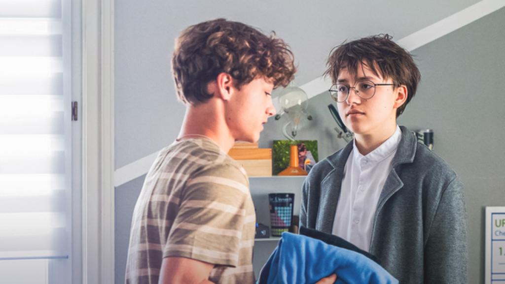 Schloss Einstein (1055) | Rechte: Saxonia Zwei Jungen stehen sich in einem Zimmer gegenüber.