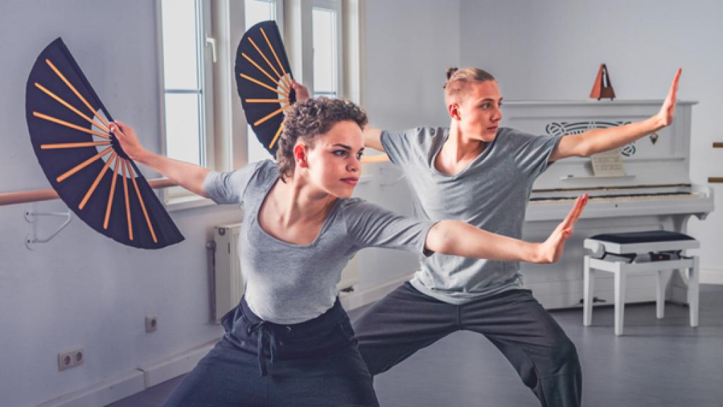 Schloss Einstein (1060) | Rechte: MITTELDEUTSCHER RUNDFUNK Ein Mädchen und ein Junge tanzen mit ausgestreckten Armen und einem Fächer in der Hand.