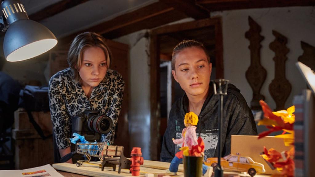 Schloss Einstein (1037) | Rechte: Kika Zwei Jugendliche betrachten eine Straßenszene in Miniaturgröße.