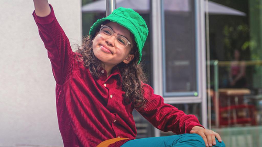 Schloss Einstein (1054) | Rechte: Saxonia Ein winkendes Mädchen mit grünem Hut.