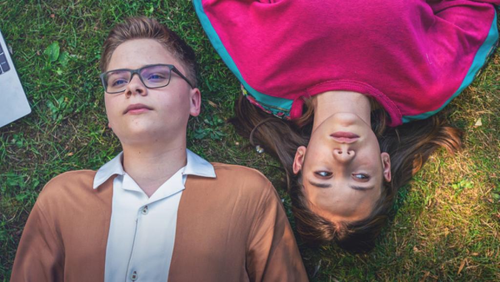 Schloss Einstein (1062) | Rechte: MITTELDEUTSCHER RUNDFUNK Ein Junge und ein Mädchen liegen rücklinks auf einer Wiese.