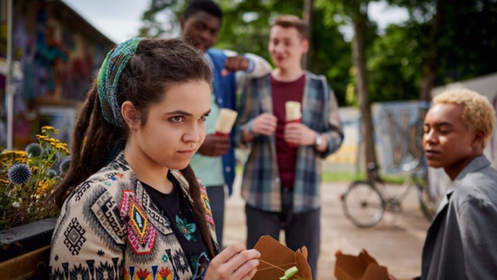 Schloss Einstein (1012) | Rechte: MDR/Saxonia Media/Felix Abraham Sibel Peters (Josie Hermer), Badu Barry (Arnold Makuissie), Victor Mller (Fridolin Sommerfeld) und Pawel Kronbgel (Noel Okwanga)