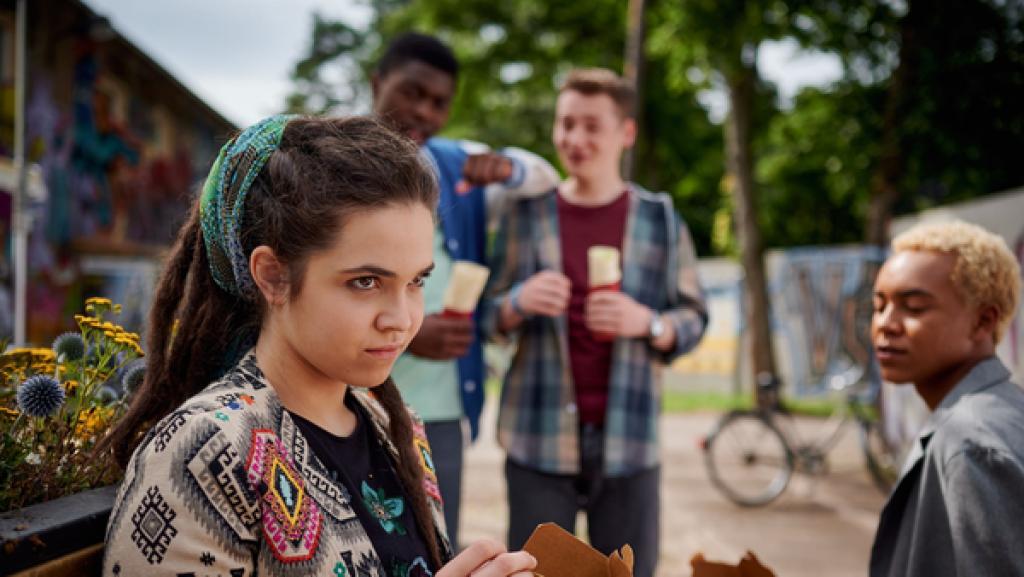 Schloss Einstein (1012) | Rechte: Kika Ein Mädchen mit einer Essensbox.