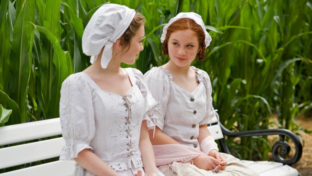 Zwei Mädchen in historischer Kleidung