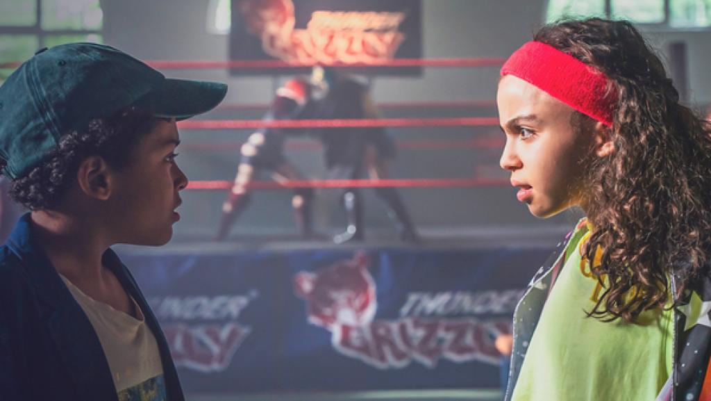 Schloss Einstein (1063) | Rechte: MITTELDEUTSCHER RUNDFUNK Zwei Teenager unterhalten sich vor einem Boxring im Hintergrund.