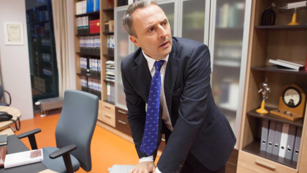 Direktor auf der Flucht | Rechte: MDR/Saxonia Media/ Paul-Ruben Mundthal Dr. Berger (Robert Schupp) sitzt in der Falle.