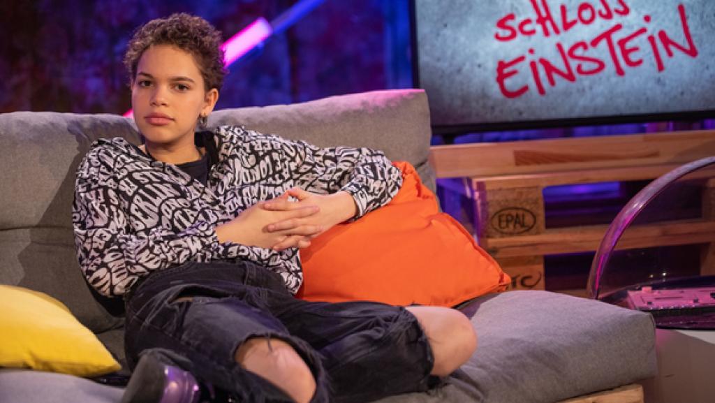 Schloss_Einstein_Secrets_of_Schloss_Einstein_18 | Rechte: MITTELDEUTSCHER RUNDFUNK junge Frau