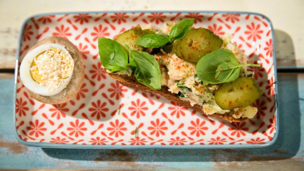 Heute zeigt Fernsehkoch und Moderator Alexander Kumptner den Koch-Kids, was man mit Lachs alles machen kann.