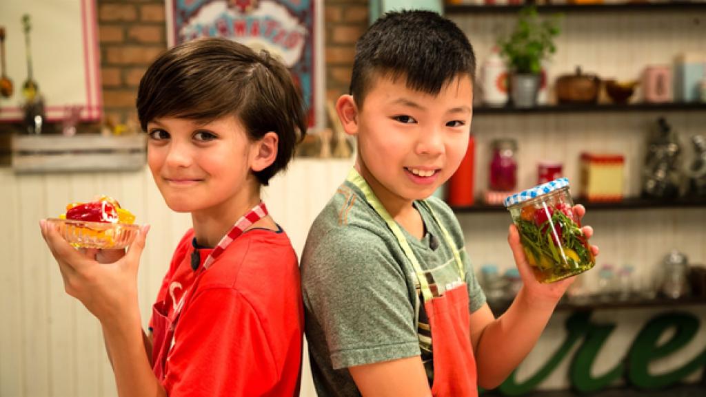 Mini-Paprika eingelegt oder nur mit Frischkäse? Ben und Felix zeigen, wie es geht. Ben mit einer Schale Mini-Paprikas, gefüllt mit Frischkäse. Felix hält ein Glas mit eingelegten Mini-Paprikas.