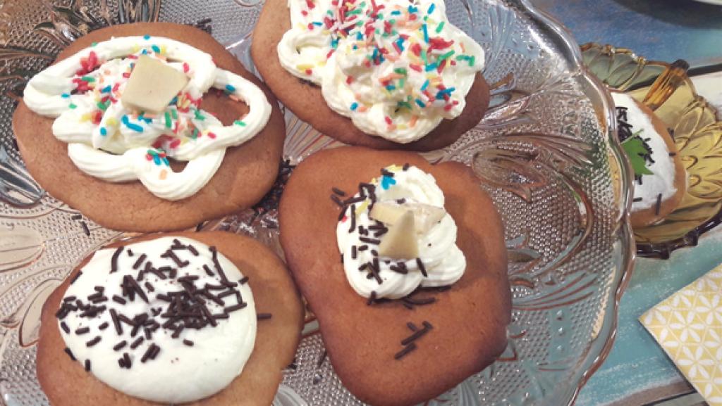 Aus Ingwer lässt sich einiges zaubern. Zum Beispiel Magische Ingwerkekse. Vier Ingwerkekse auf einer Glasschale