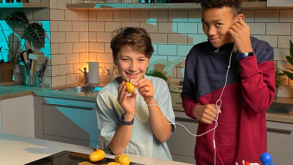 Vasko und Enes hoeren sich den Kartoffelstrom an