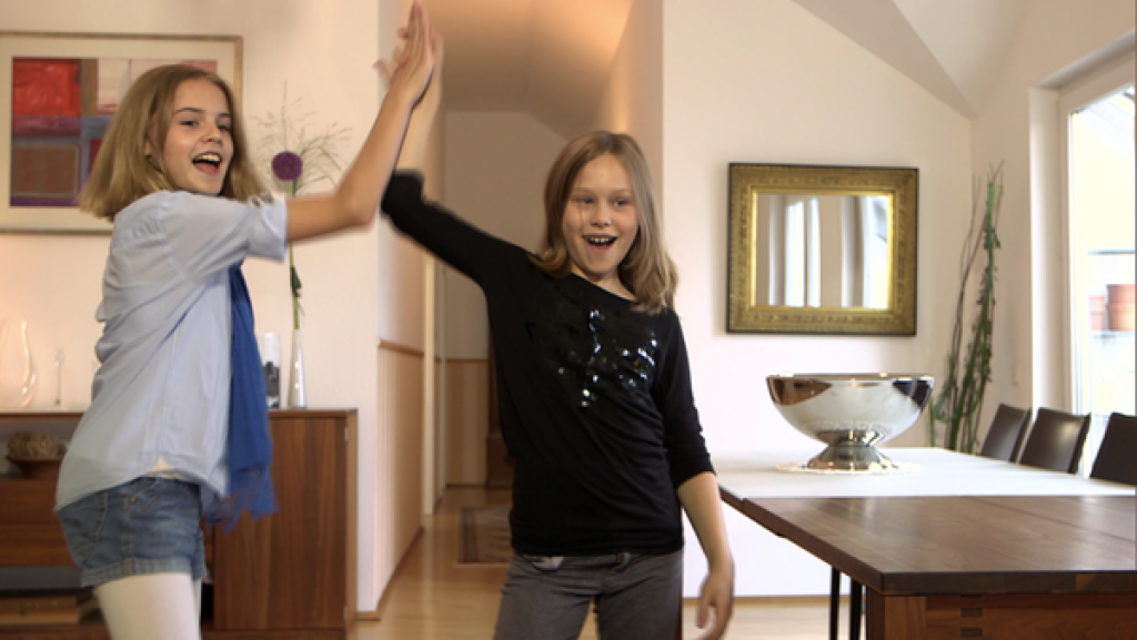 Antonia (l.) und Anouk (r.) machen sich bereit zum Kochen und klatschen ab.