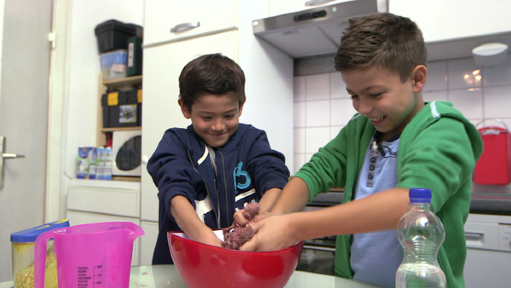 Matteo und Valentino kochen Ćevapčići.