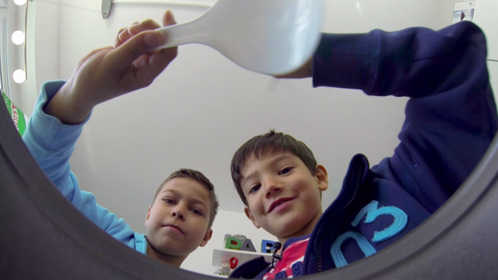 Valentino und Matteo bereiten japanisches Onigiri zu.